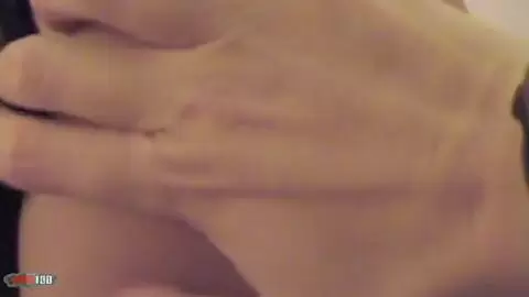 Une milf blonde se branle et nous montre sa grosse chatte poilue photo 10