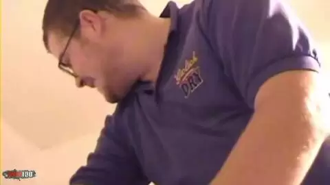 Mère de famille nympho fait un strip sensuel  photo 16