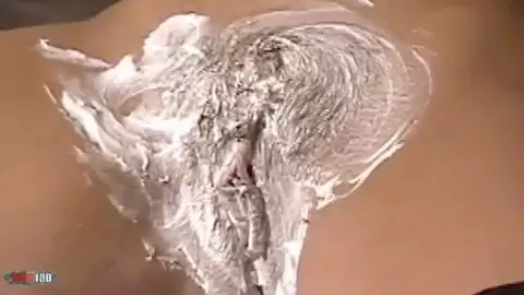 Rasage de la chatte poilue de Martha photo 02