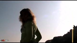 Une salope mature taille une p