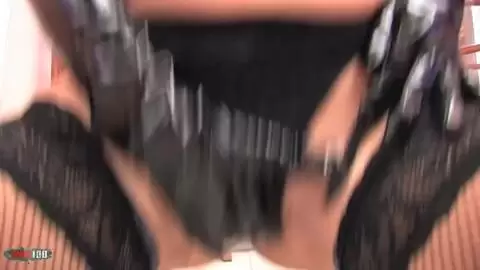 Interview et strip-tease d'une mere de foyer tres cochonne photo 12