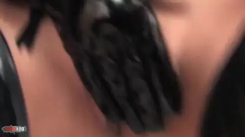 Une bonne vieille salope en vinyl se branle photo 10