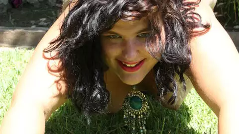 La voluptueuse brune Megan Monster se dévoile  photo 4