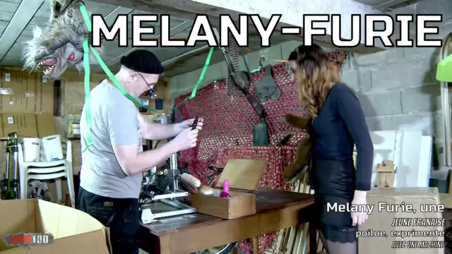 Melany Furie, une jeune française poilue, expérimente avec une machine à baiser et se fait percer le cul serré par un homme plus âgé, Terry Kemaco