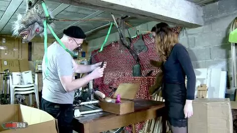 Melany Furie, une jeune française poilue, expérimente avec une machine à baiser et se fait percer le cul serré par un homme plus âgé, Terry Kemaco. photo 01