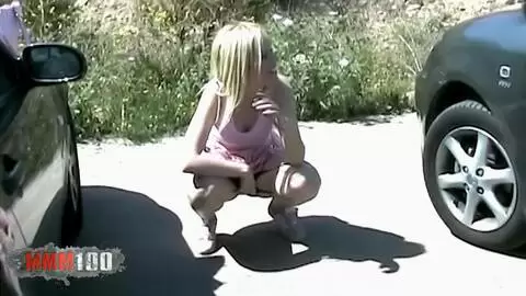 Jeune blonde française Melissa fait pipi sur un parking photo 01