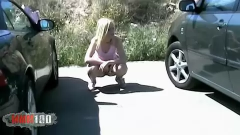 Jeune blonde française Melissa fait pipi sur un parking photo 05