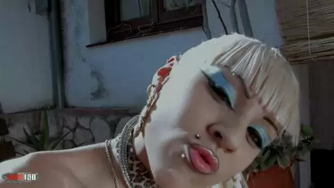 Une mangas girl expose sa chatte bien mouillée à l’écran photo 16