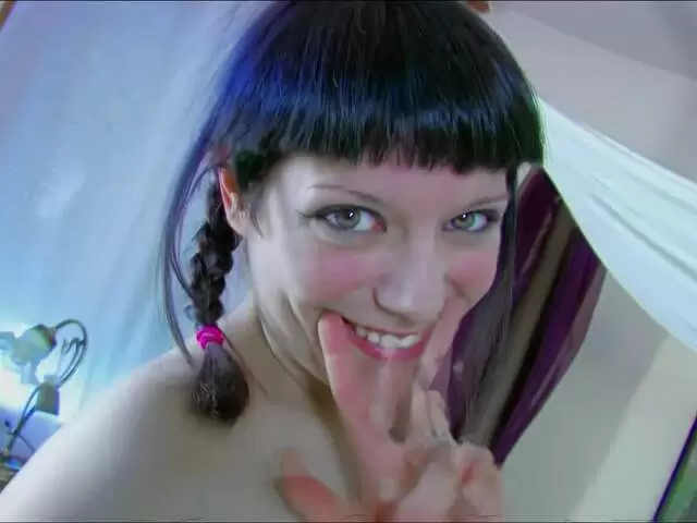 La ravissante brune Melody Sweet se dénude dans la chambre  photo 1