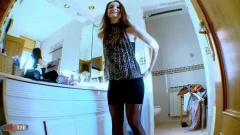 Superbe brune Melyne Leona faisant un striptease en live sur sa webcam 