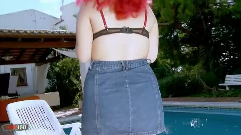 La généreuse teen rousse Mey Max se dévoile devant la piscine  photo 04