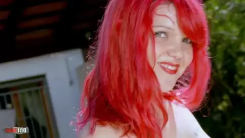 La généreuse teen rousse Mey Max se dévoile devant la piscine  photo 16