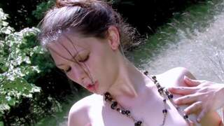 La jolie jeune brune mia moore