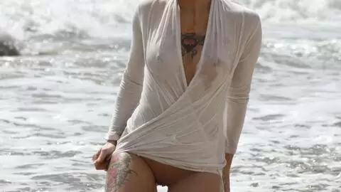 La superbe jeune blonde Milky se déshabillant  photo 4