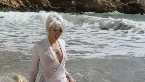 La superbe jeune blonde Milky se déshabillant  photo 10