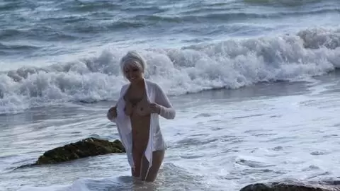 La superbe jeune blonde Milky se déshabillant  photo 15