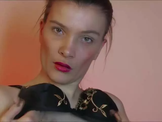 La ravissante brune Millie Espiegle faisant un striptease sur le sofá  photo 1