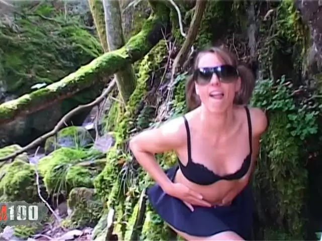 L'amatrice française Missguapa joue en extérieur avec un gode dans le cul photo 1