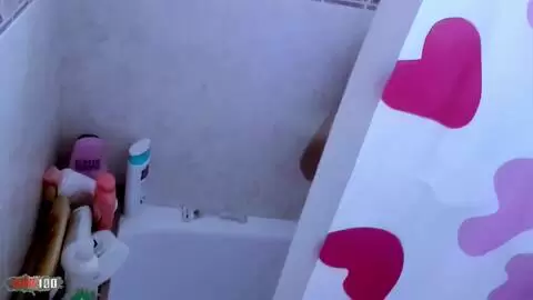 L'amatrice  brune française  Missguapa fait la cochonne dans la baignoire photo 01