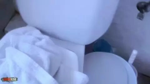 L'amatrice  brune française  Missguapa fait la cochonne dans la baignoire photo 07