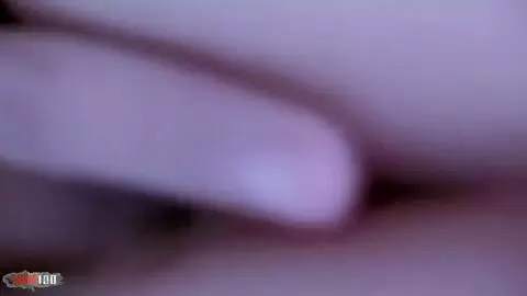 L'amatrice  brune française  Missguapa fait la cochonne dans la baignoire photo 09