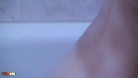 L'amatrice  brune française  Missguapa fait la cochonne dans la baignoire photo 12