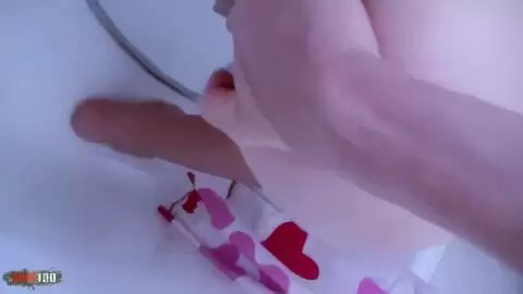 L'amatrice  brune française  Missguapa fait la cochonne dans la baignoire photo 13