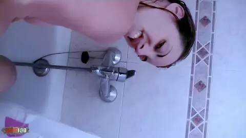 L'amatrice  brune française  Missguapa fait la cochonne dans la baignoire photo 14