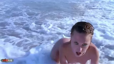 Strip tease  très sexy de Moana Mendez dans la mer photo 03