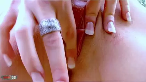 Une petite blonde sexy fait un strip dans la forêt... photo 12