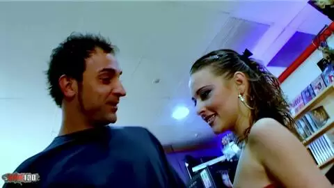 L'aventure anale intense de la petite française Moana Mendez dans un club vidéo avec Jorge Fernandez photo 01