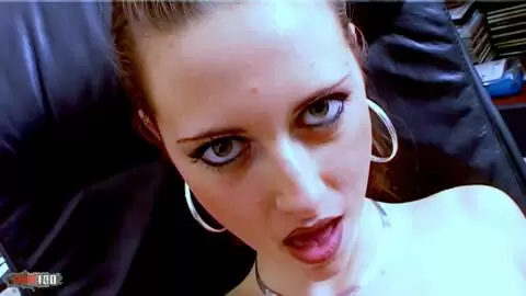 La petite française Moana Mendez, petite cochonne se fait baiser sur le bureau  photo 01