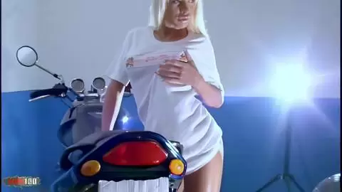 La jolie blonde à gros seins Mona Green se dévoile  photo 07