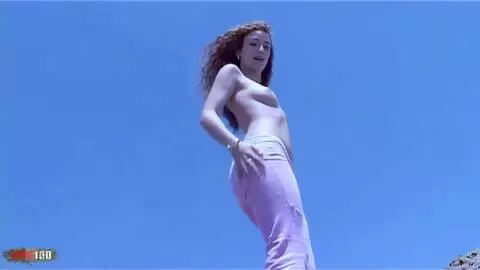 Striptease en bord de mer avec Monica Ledesma une belle petite rousse espagnole photo 03