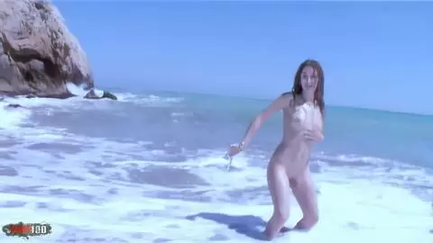 La chaude amatrice Monica Ledesma fait un strip sexy dans la mer. photo 06