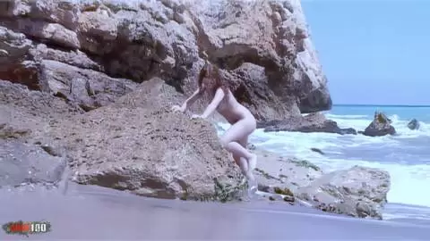 La chaude amatrice Monica Ledesma fait un strip sexy dans la mer. photo 08