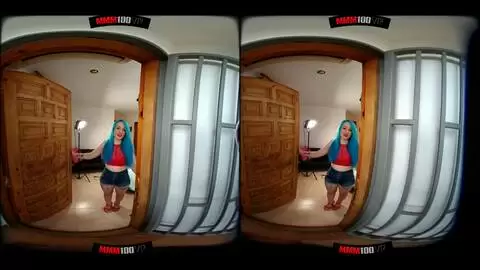 La jolie petite Monica Mavi faisant un striptease  photo 01