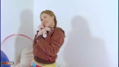 La belle petite blonde Monica Vera se dénude et chauffe la caméra photo 03