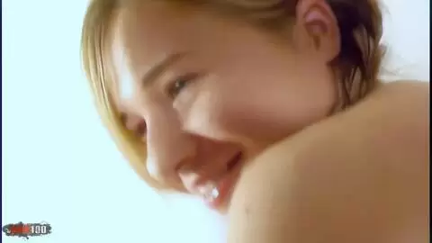 La belle petite blonde Monica Vera se dénude et chauffe la caméra photo 09