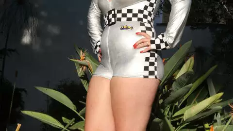 La teen brune Mylene Johnson fait un strip  photo 1