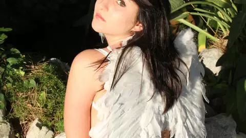 La teen brune Mylene Johnson fait un strip  photo 8