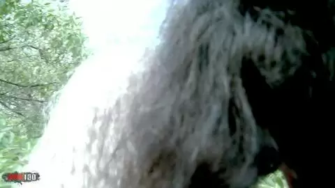 Deux copines font pipi ensemble dans les bois photo 03