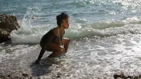 La belle black Naomi Lionness se déshabillant  photo 4