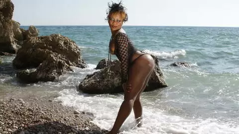 La belle black Naomi Lionness se déshabillant  photo 9