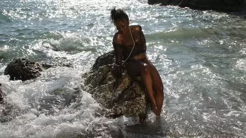 La belle black Naomi Lionness se déshabillant  photo 14