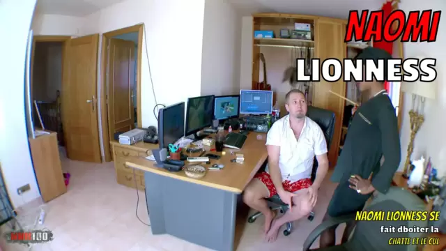 Naomi Lionness se fait déboiter la chatte et le cul