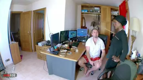 Naomi Lionness se fait déboiter la chatte et le cul photo 01