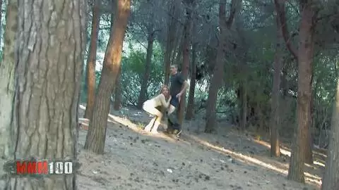 Un voyeur filme en mec se faisant sucer dans les bois photo 15