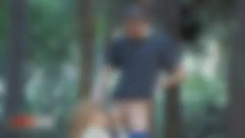 Un voyeur filme en mec se faisant sucer dans les bois