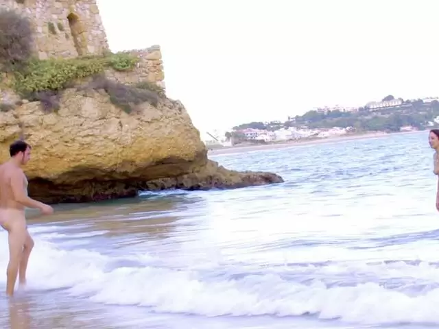 Nathalie Sainlouis fait une bonne pipe à Jorge sur la plage photo 2